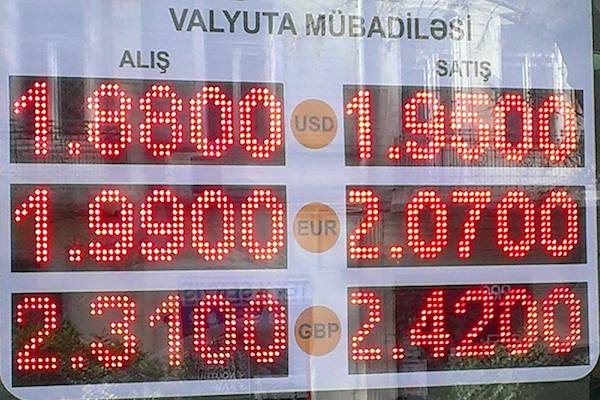 1 dollar 2 manata çatdı