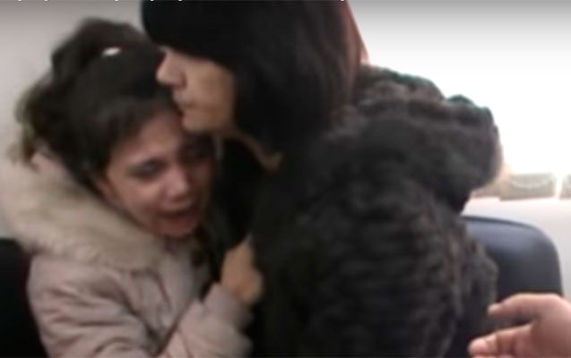 Məhkəmə icraçılarının gözü önündə 10 yaşlı qıza qarşı dəhşətli zorakılıq  VİDEO