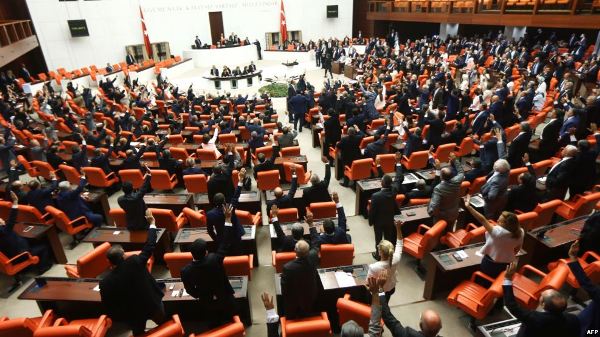 Türkiyədə müxalifətçi deputatlar parlamentdə oturaq aksiya keçirir