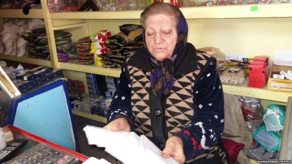 Bakıda kiçik məhəllə dükanları yarıbayarı azalıb