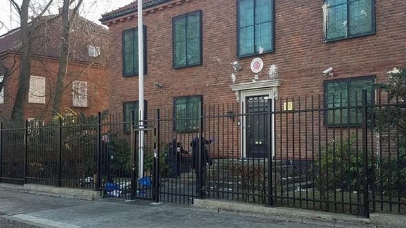 Türkiyə səfirliyinə boya qabları ilə hücum edilib