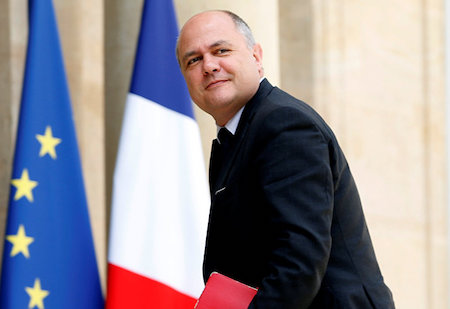 Fransanın daxili işlər naziri qızlarına görə istefa verdi