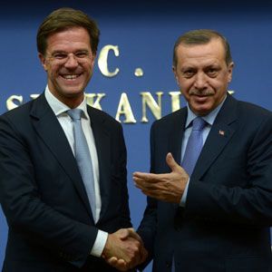 Türkiyə ilə Niderlandın düşmənçiliyi sərf edir