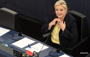 Marine Le Pen partiya sədrliyindən gedir
