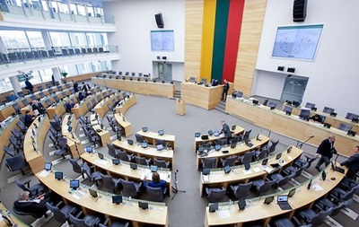 Rusiya ilə əlaqədə şübhəli bilinən vitse-spiker istefa verdi