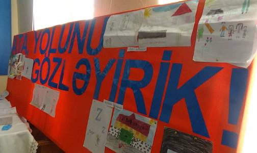 Siyasi məhbus övladları ataları üçün toplandı FOTO