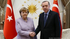 Merkel: “Türkiyədə referendumun nəticələrini gözləməliyik”