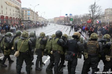 Minskidəki aksiyada ən azı 300 nəfər saxlanılıb