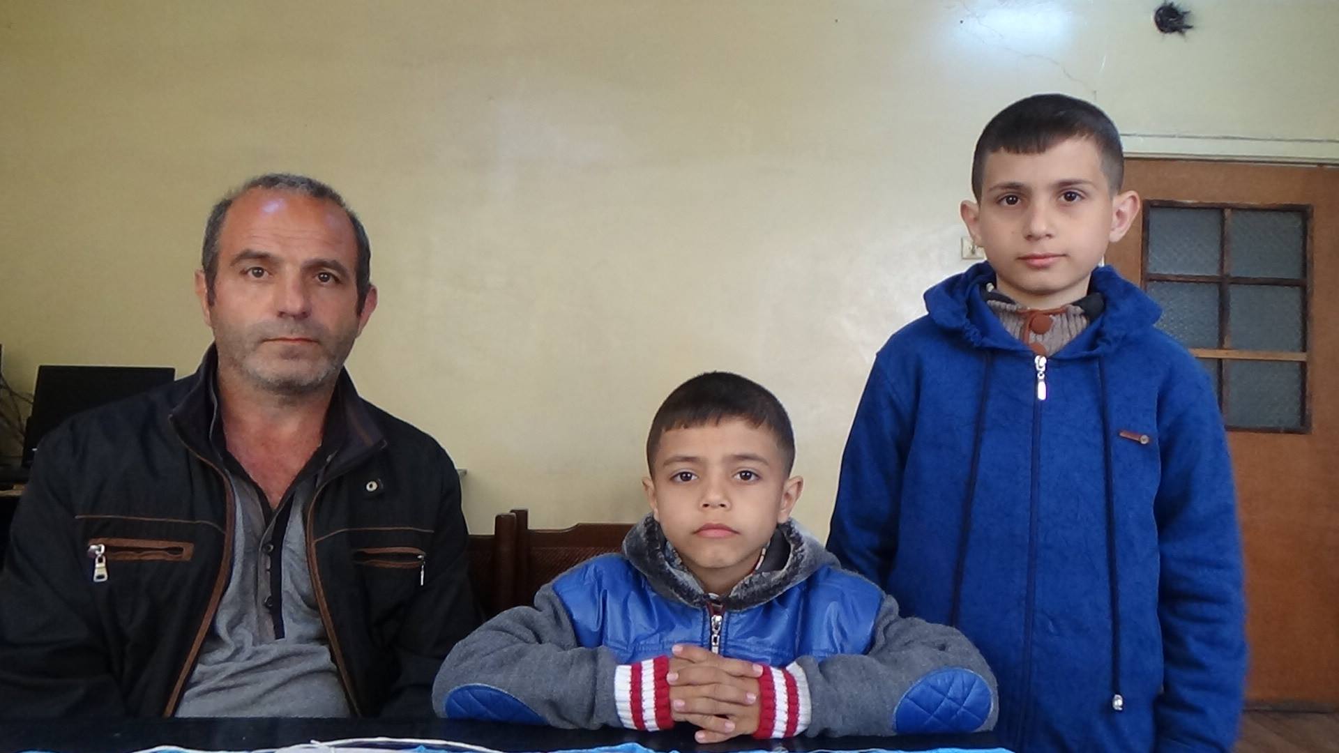 Məcburi köçkün Heydər Əliyevin məzarından kömək istəyir VİDEO