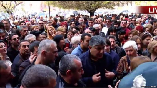Yerevanda Sarkisyanın iqamətgahı önündə aksiya davam etdirilir Canlı