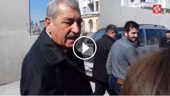 İcra başçısı xanım jurnalisti vurdu VİDEO