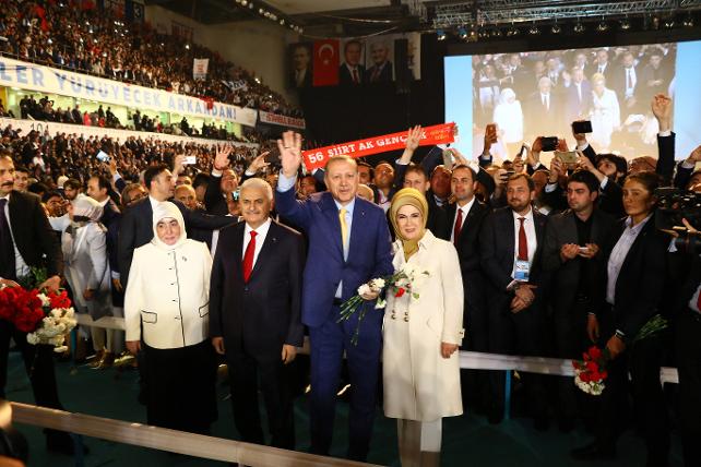 Әrdoğan yenidәn AKP sәdri seçildi