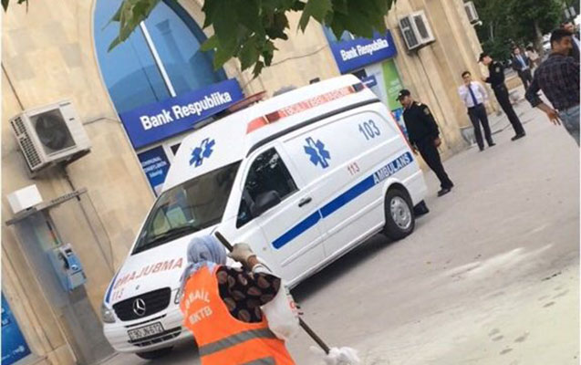 Müştəri özünü bankın qarşısında yandırdı