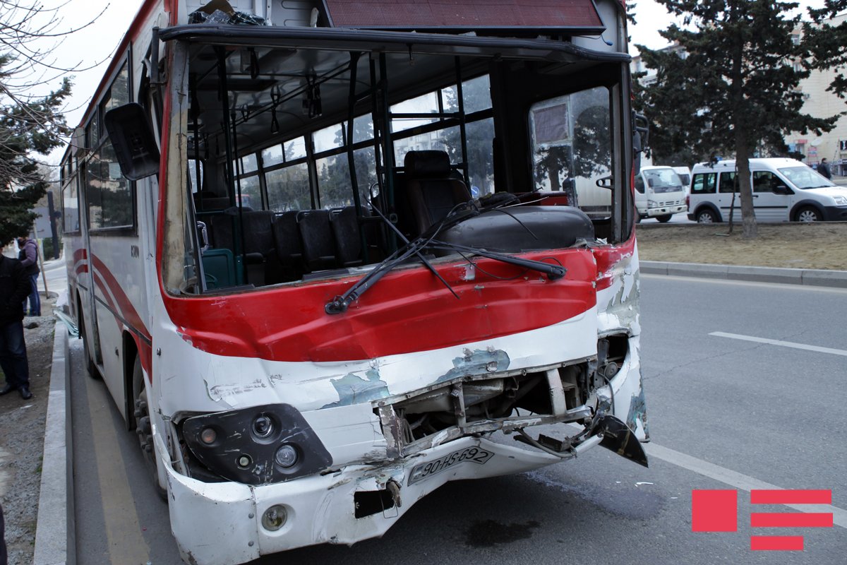Bakıda iki sərnişin avtobusu toqquşub, 11 nəfər xəsarət alıb