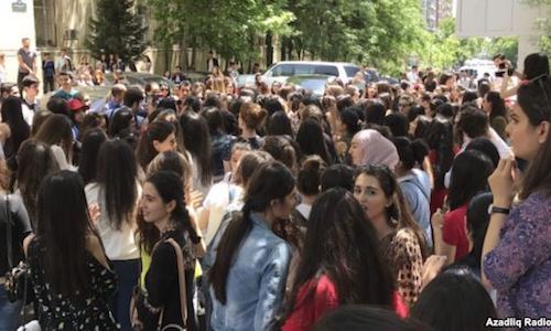 Bakıda tələbələr etiraza qalxdı; nazir müavini onlara hansı vədi verdi? VİDEO