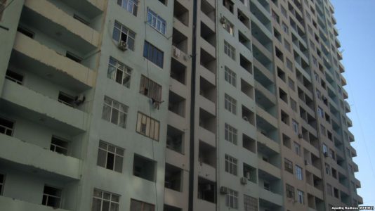 “60 mənzil 90 nəfərə satılıb, indi də qaçıb gizləniblər”