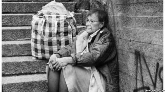 Prezident küçədə evsizlərin obrazına girib