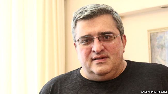 Gürcü politoloq: “Bizim hakimiyyət növbəti dəfə dəvəquşu pozası alıb”