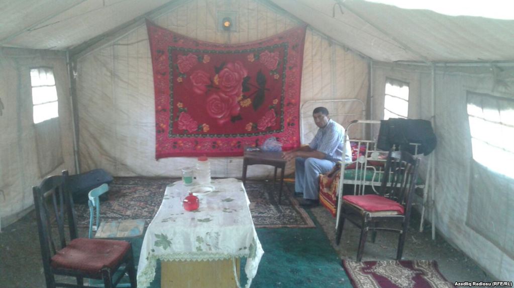 Bir ailə bir ildir ki, çadırda yaşayır