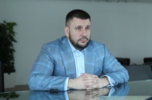 Nazir ölkədən 12 milyard dollar pul çıxarıb