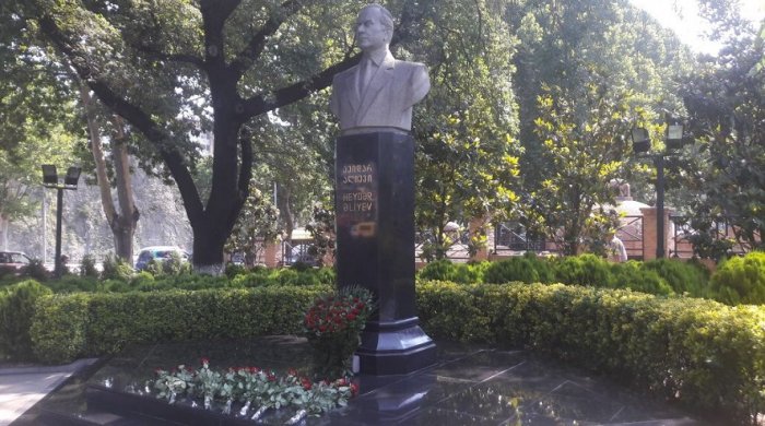 Tbilisidə Heydər Əliyevin büstü qoyulan parkın sahibi ərazisini geri istəyir