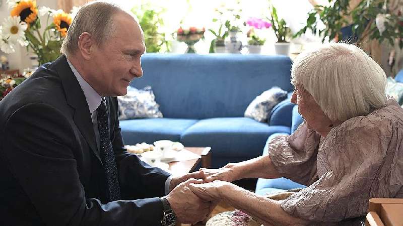 Putindən məşhur hüquq müdafiəçisinin evinə sürpriz gediş