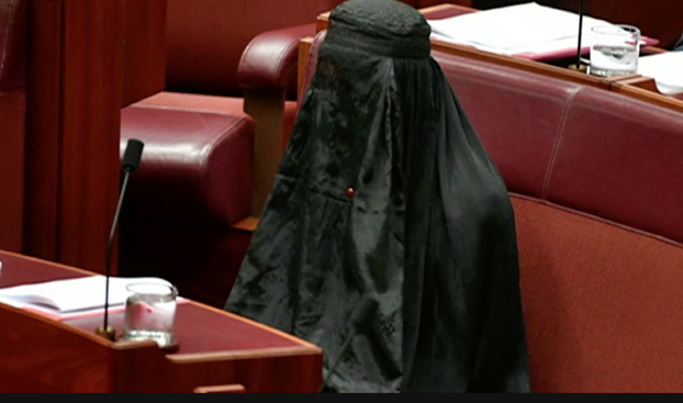 Burka qadağasını istəyən deputat Avstraliya senatında burka geyinib