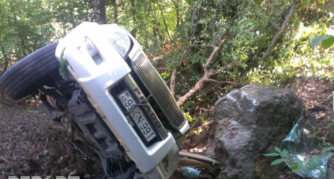 Lerikdə minik avtomobili dərəyə aşdı: 2 ölü, 2 yaralı