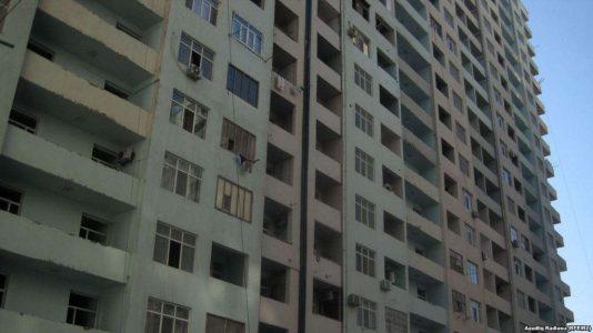 65 min manata ev alıb, qapı arxasında qalıb