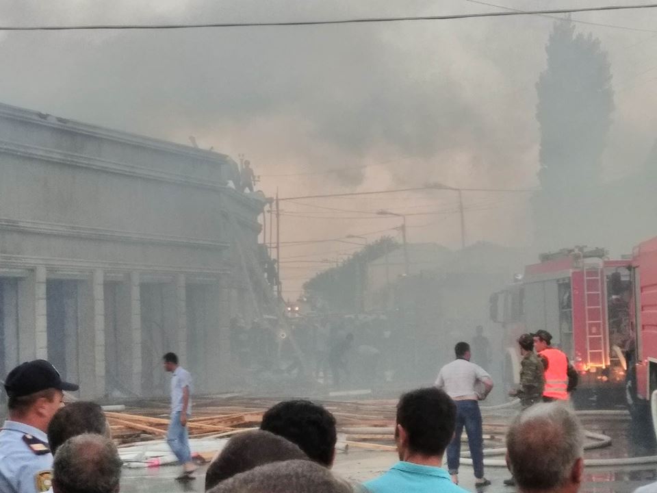 Binəqədi qəsəbəsində güclü yanğın FOTO VİDEO