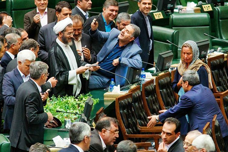 Mogherini ilə selfie çəkən İran millət vəkilləri tənqidlərlə üzləşiblər