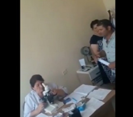 Həkim xəstədən rüşvət istədi, otaqdan qovdu VİDEO