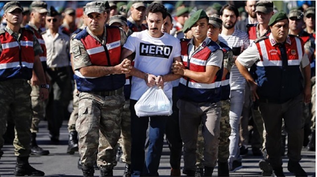 Qarsda “Hero” köynəyi geyən azərbaycanlı deportasiya edilib