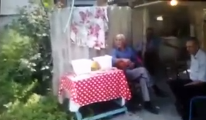 Evi dağıdılan köçkün ailəsi küçədə yaşayır