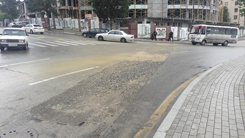 Yasamalda yol çökdü; “Azəravtoyol” “bizlik deyil” deyir