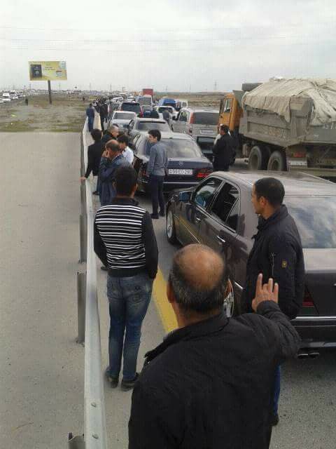 Mitinqə görə Bakı-Astara yolunu bağladılar FOTO