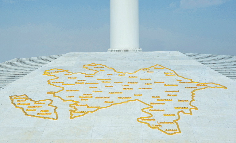 Bayraqsız qalan Dövlət Bayrağı Meydanı