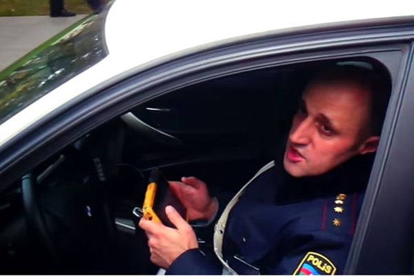 Yol polisi sürücünü hədələdi: “Sənin başın partlayar” – VİDEO