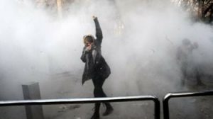 İranda nümayişlər zamanı başlarını açan 29 qadın həbs edilib