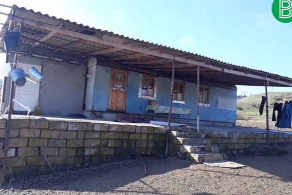 Aprel şəhidinin ailəsi vaqonda yaşayır FOTO