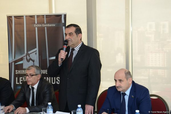 Bir tədbirdən danışan şəkillər