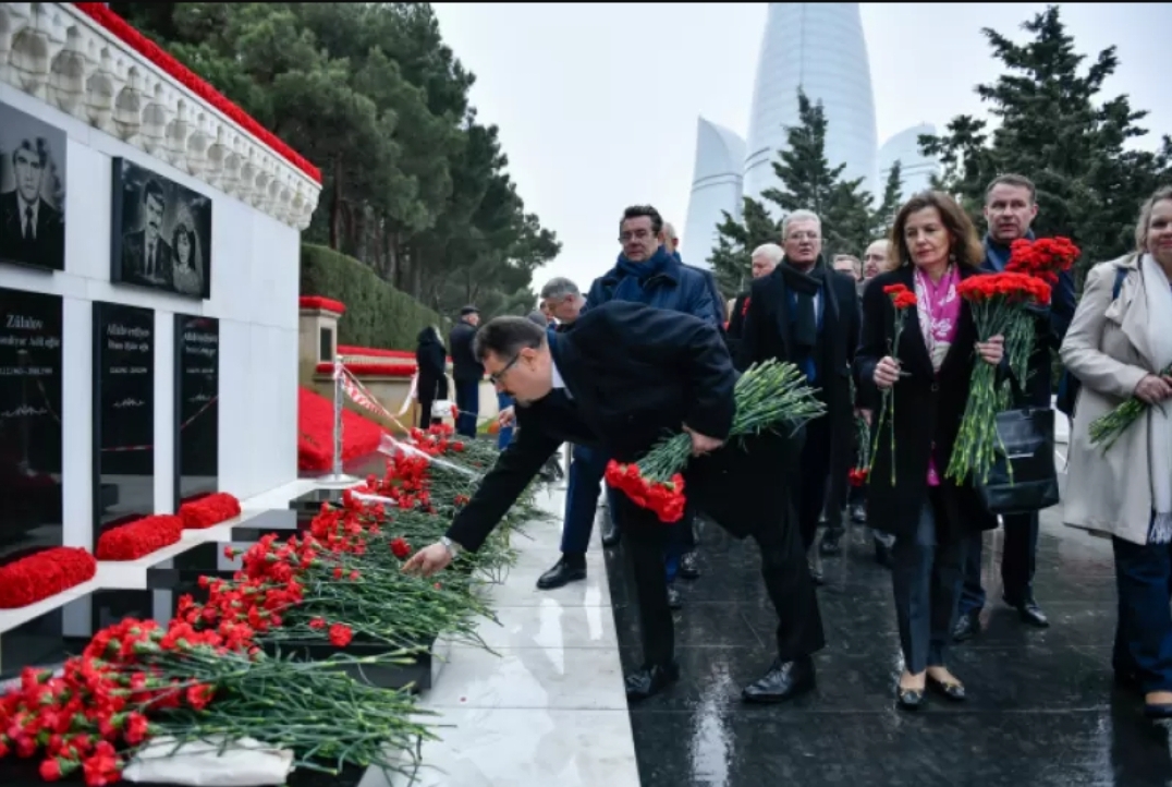 Avropa İttifaqı ölkələrinin səfirləri 20 Yanvar şəhidlərini ziyarət edib