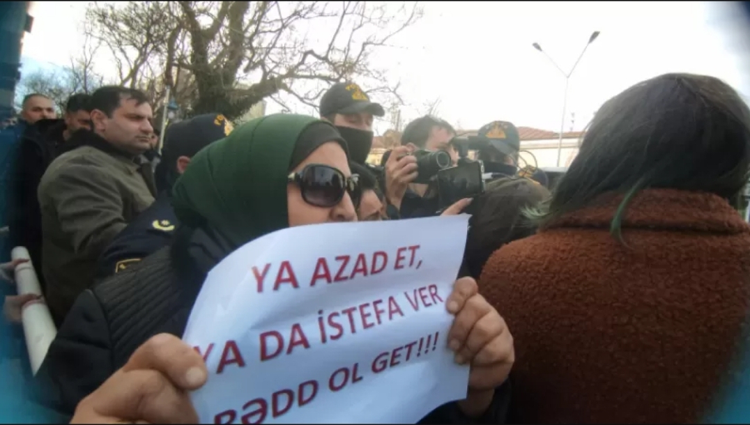 Bəxtiyar Hacıyevi azad etməyən məhkəmənin qarşısında etiraz aksiyası