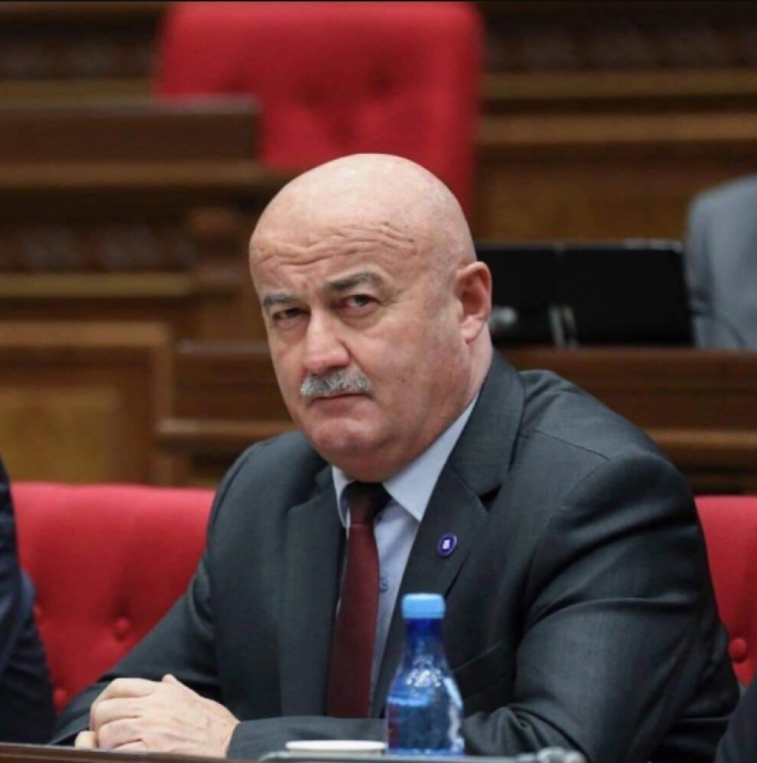 Ermənistanın hakim partiyasından deputat Azərbaycan bayrağının yandırılmasına görə üzr istəyib
