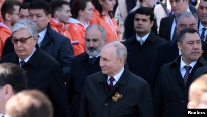 Putinin paradına gedən Orta Asiya liderləri nələri gözə alıb