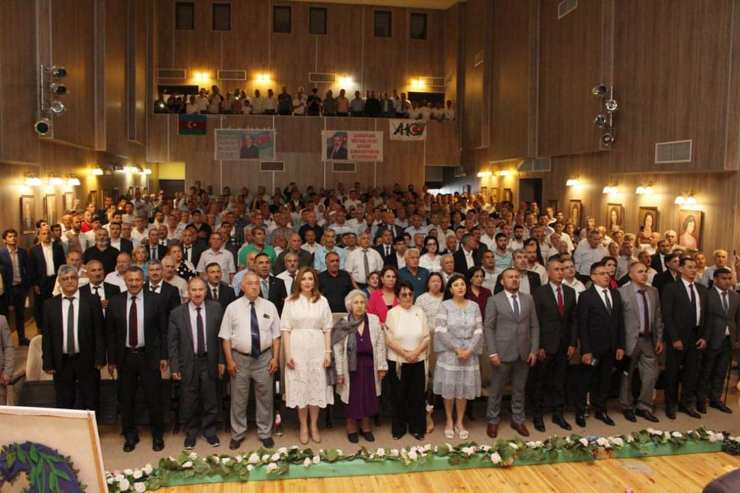 Əyninə kəfən geyinmişlərin partiyası