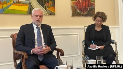 ABŞ səfiri: ‘Bir neçə nəfərin sərhəddə binokl ilə gəzməsini güclü bir orduya təhdid saymıram’